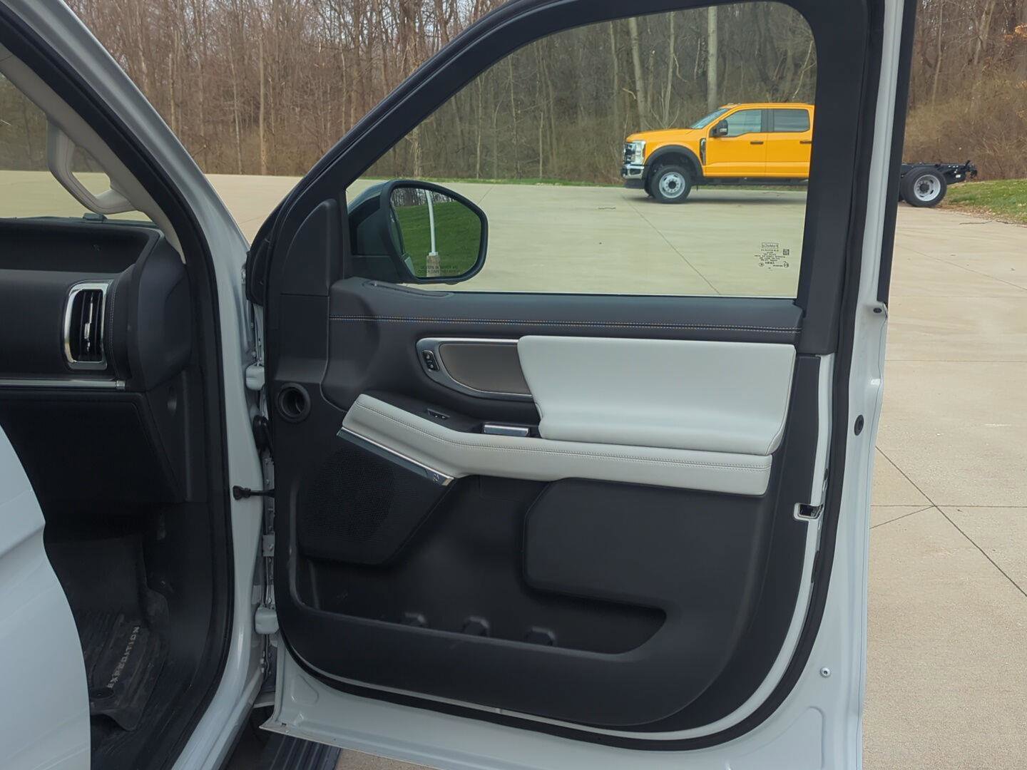 Used 2025 Ford Expedition Platinum image 33