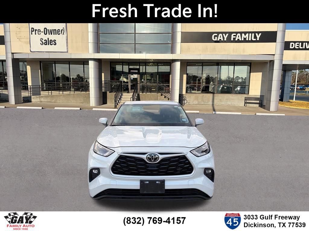 Used 2024 Toyota Highlander LE FWD image 2
