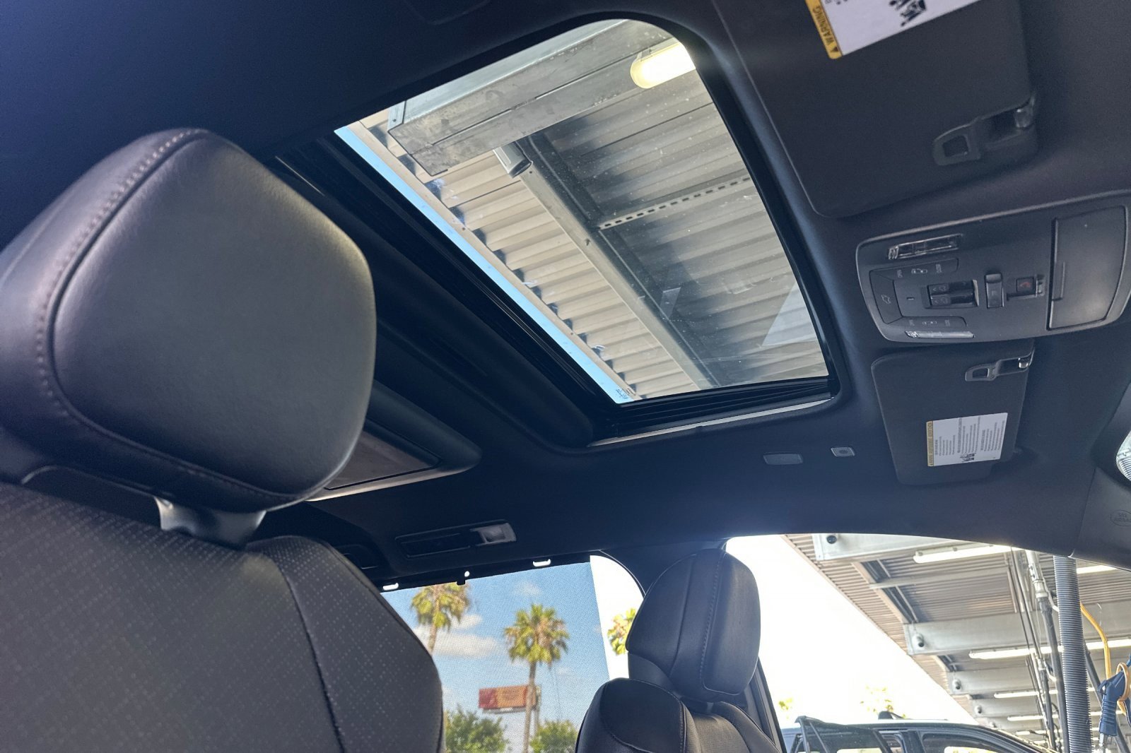 Used 2025 Toyota Sienna Platinum AWD/4WD image 18