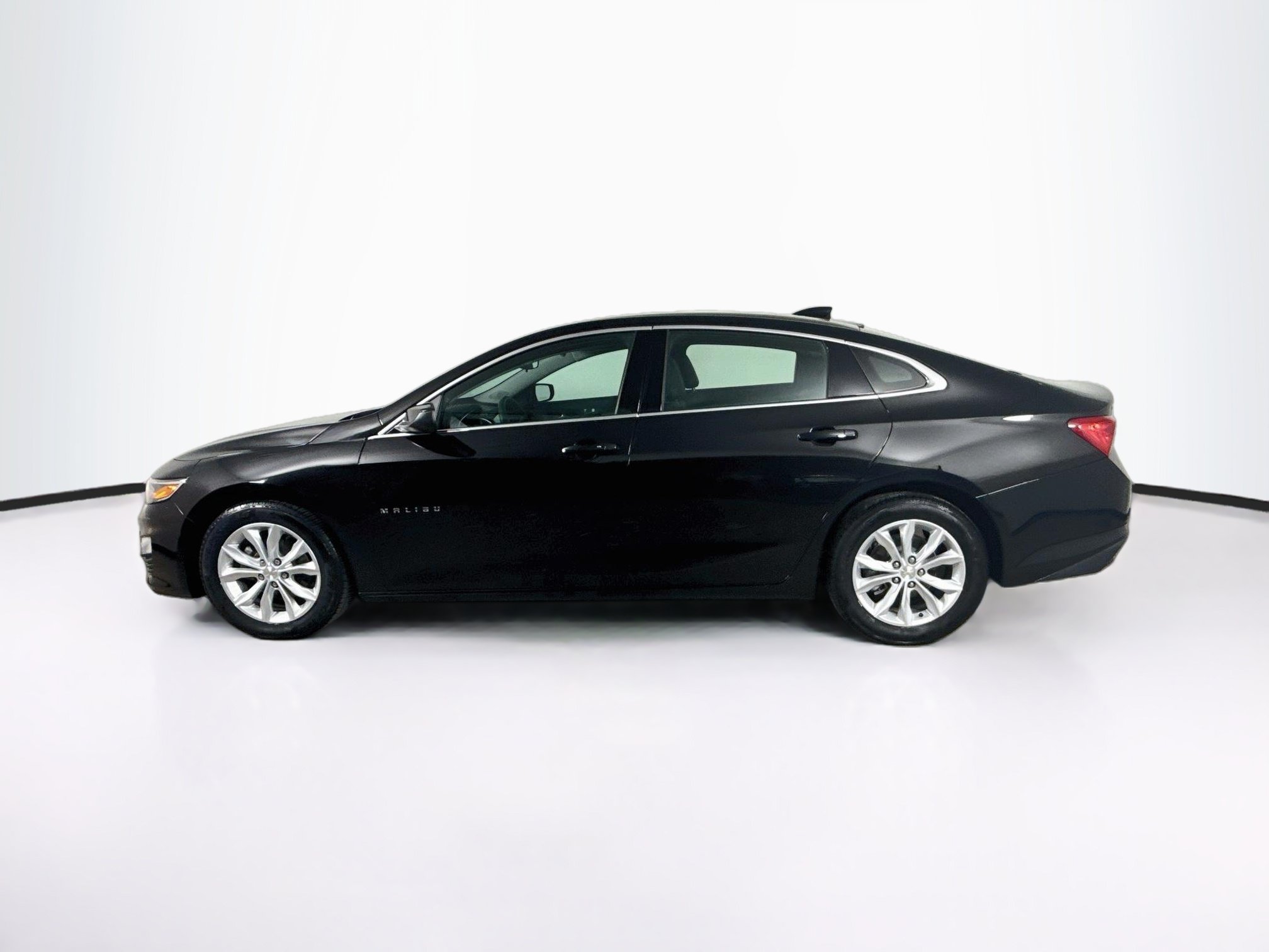 Used 2025 Chevrolet Malibu LT FWD image 2