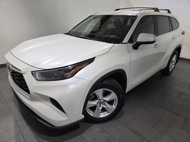 Used 2023 Toyota Highlander L FWD image 1