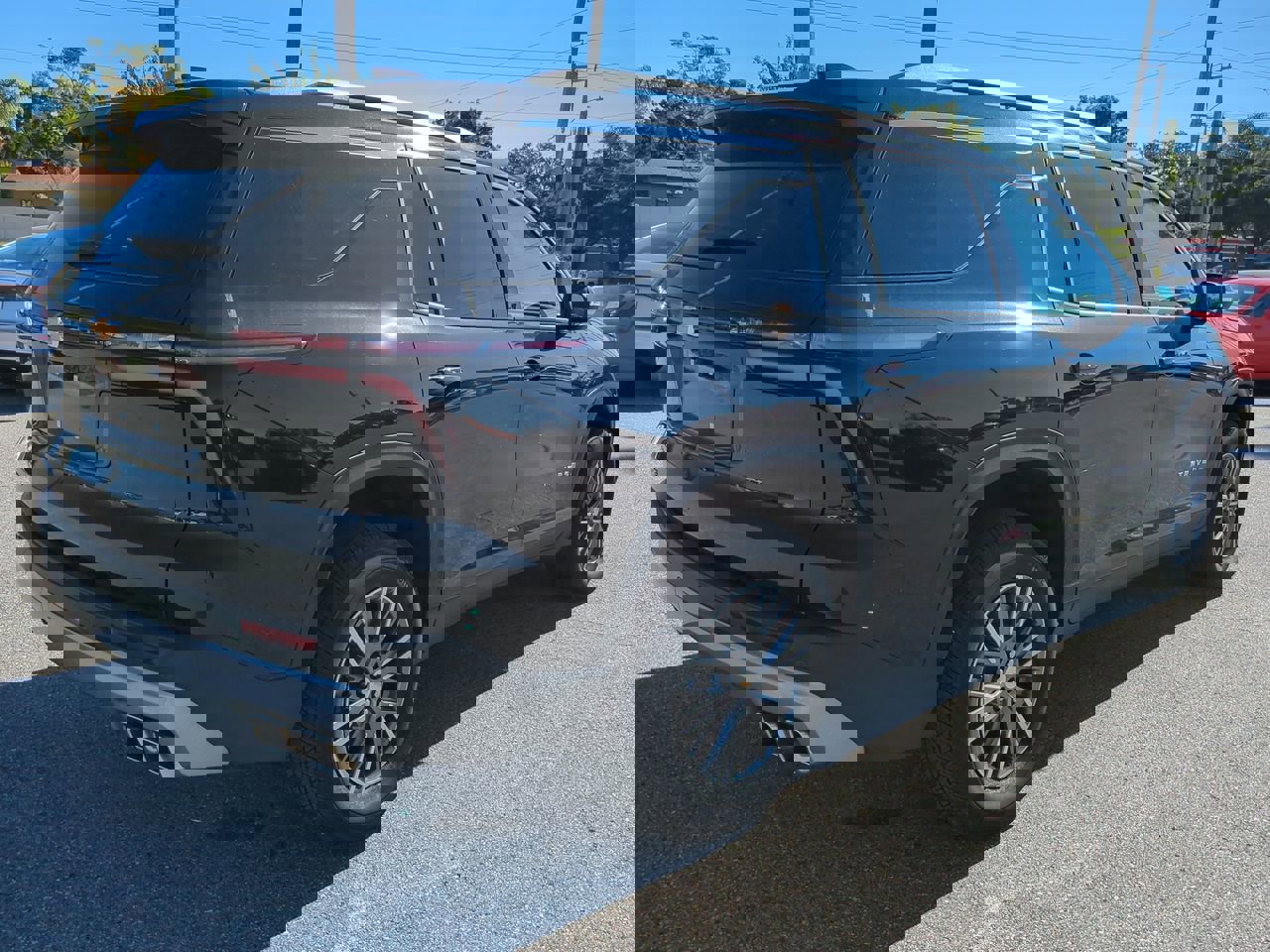 Used 2025 Chevrolet Traverse LT image 4