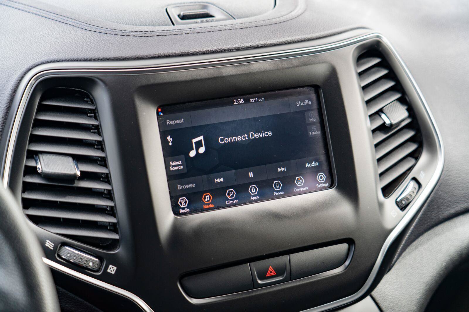 Used 2019 Jeep Cherokee Latitude w/ Popular Appearance Group FWD image 22