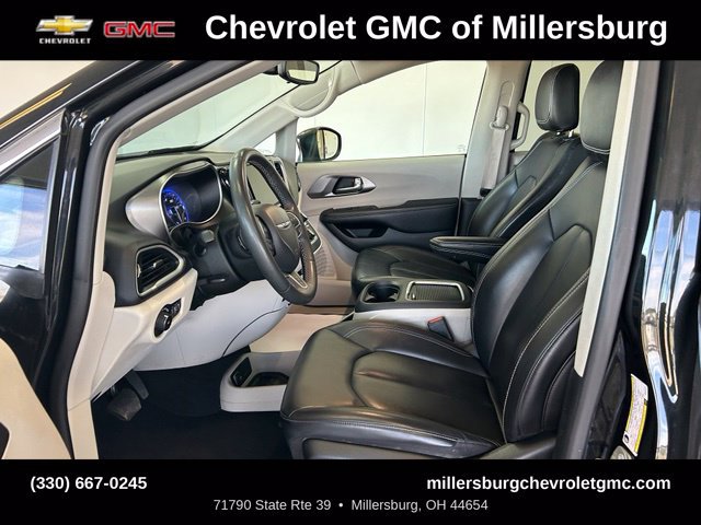 Used 2023 Chrysler Pacifica Touring-L FWD image 19