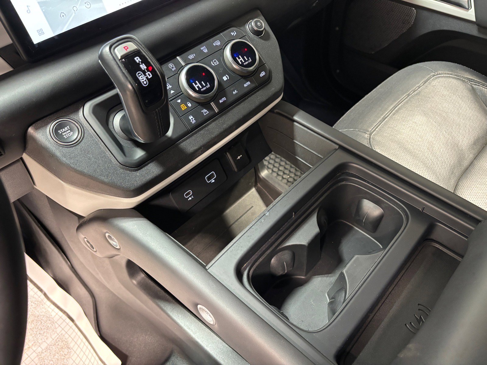 Used 2023 Land Rover Defender 110 X-Dynamic SE image 13