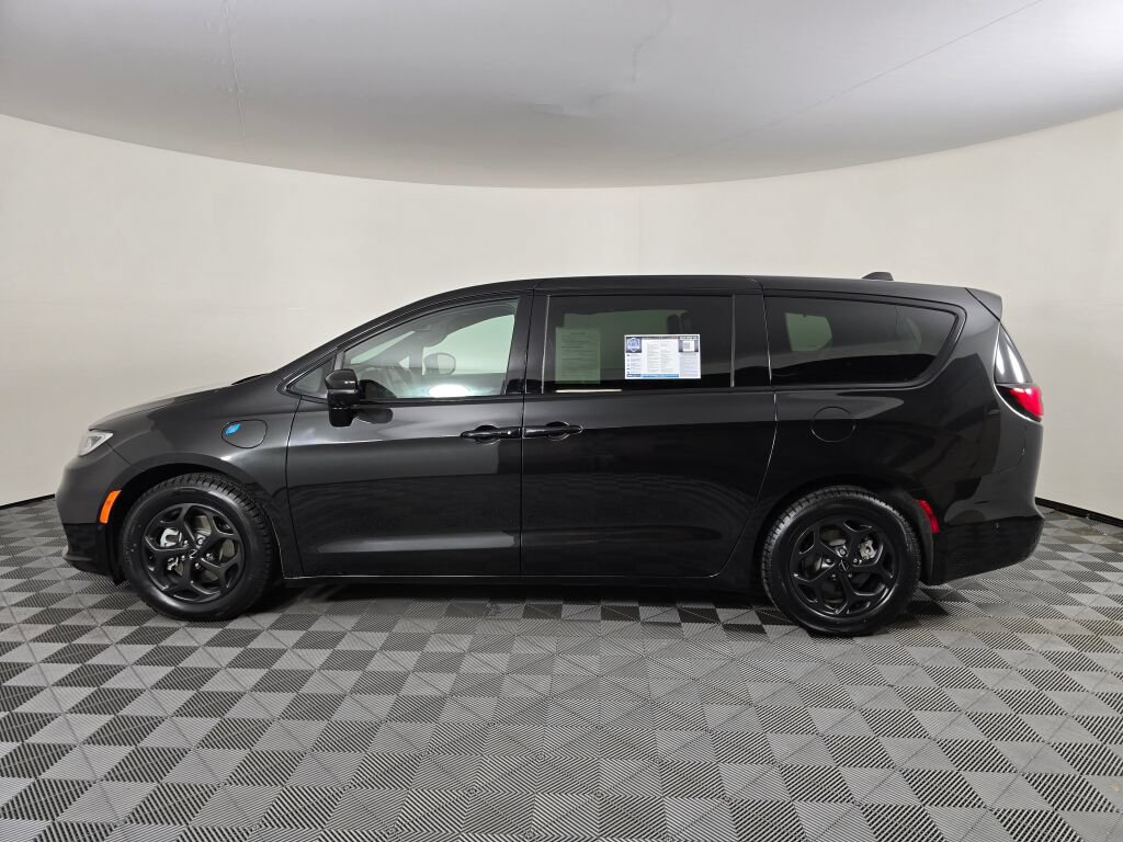 Used 2023 Chrysler Pacifica Limited w/ Uconnect Theater Family Group FWD image 6