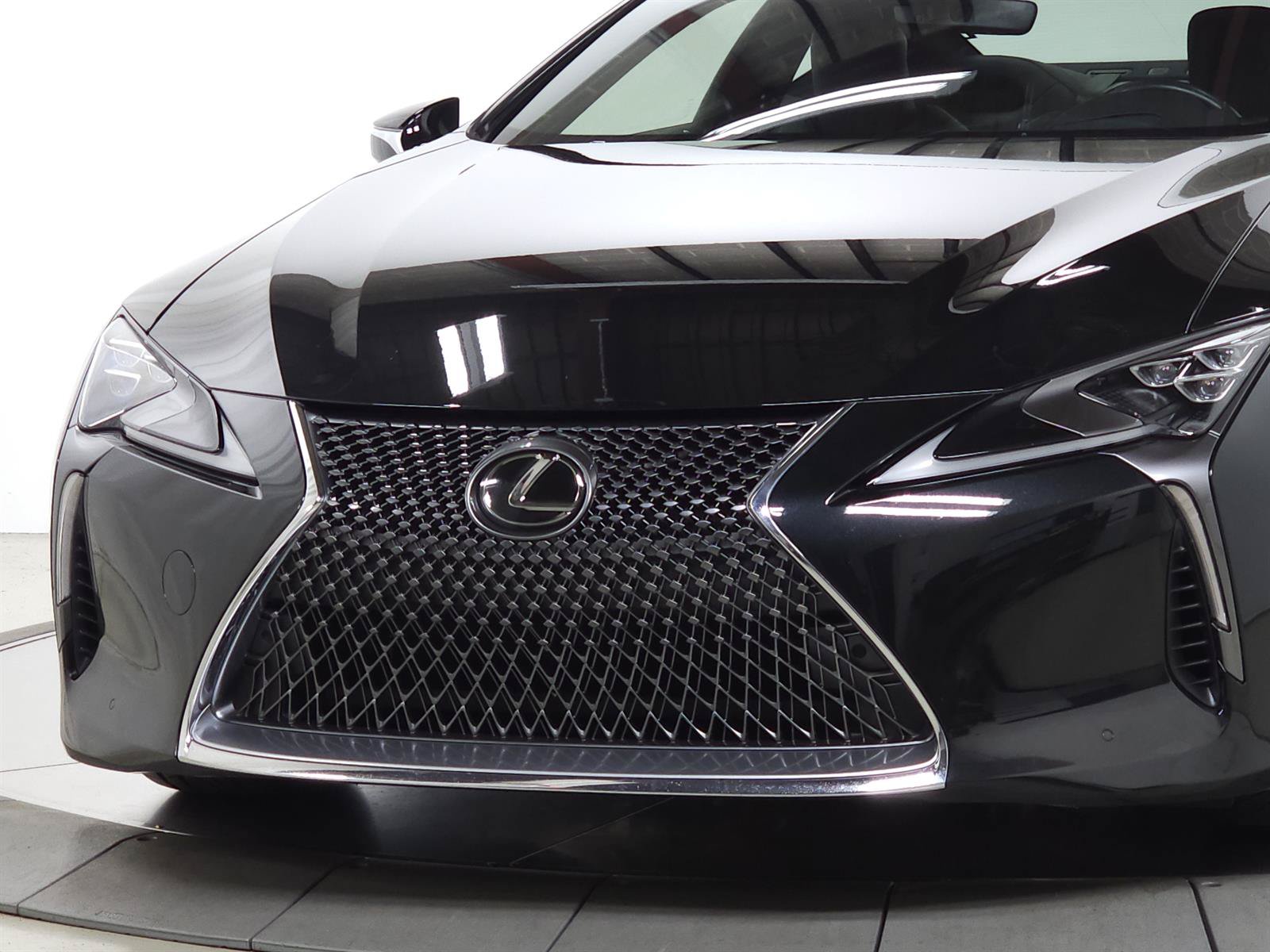 Used 2018 Lexus LC 500 Coupe w/ Touring Package RWD image 3