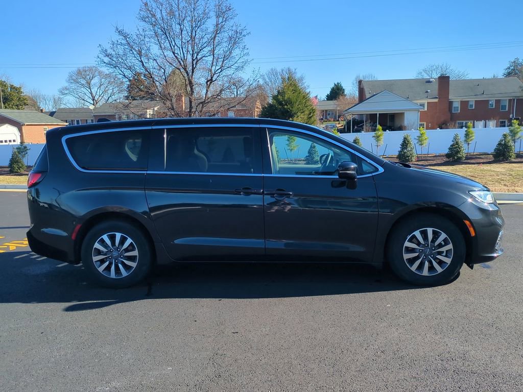 Used 2024 Chrysler Pacifica Select image 3
