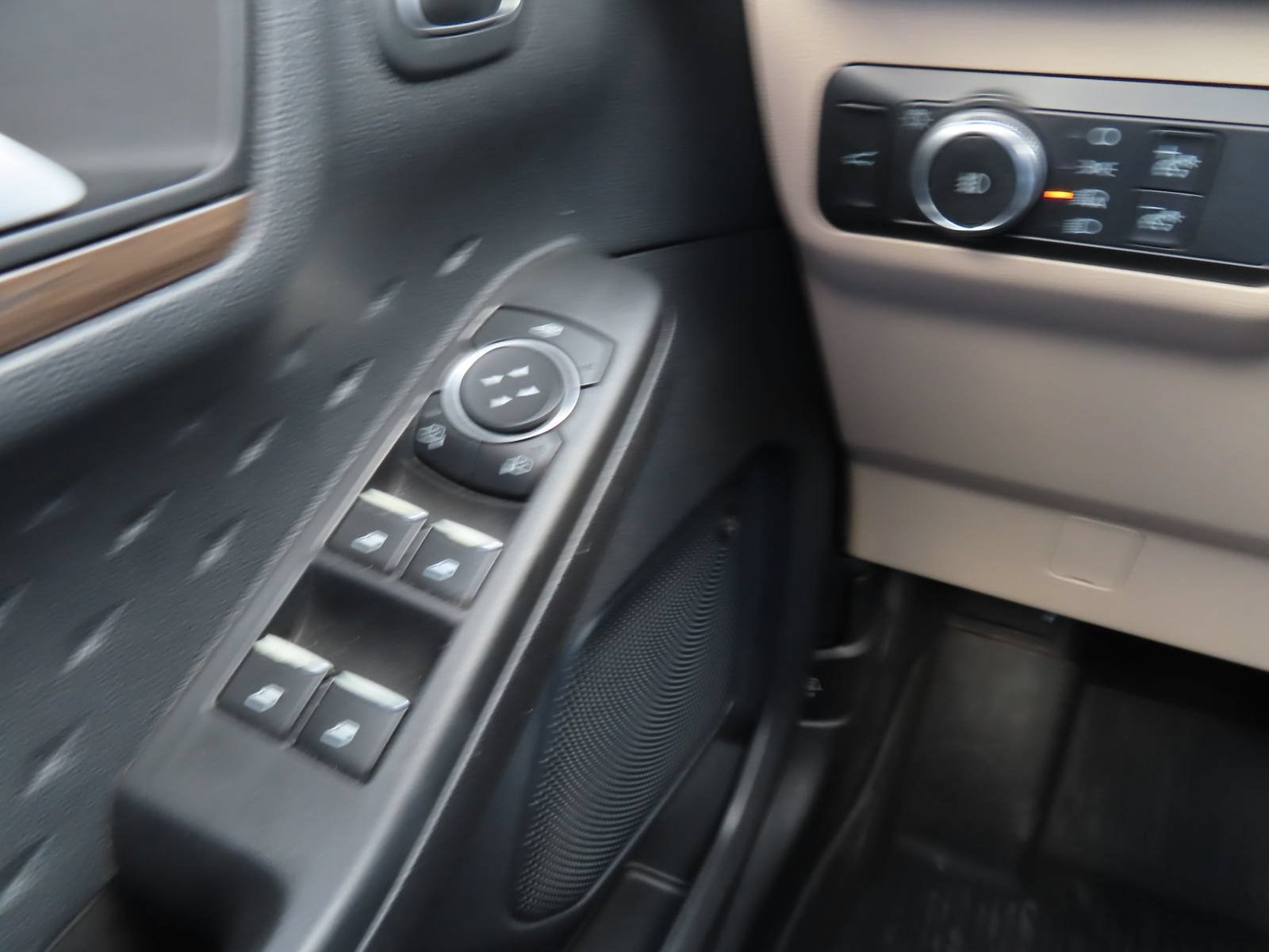 Used 2020 Ford Escape Titanium AWD/4WD image 25