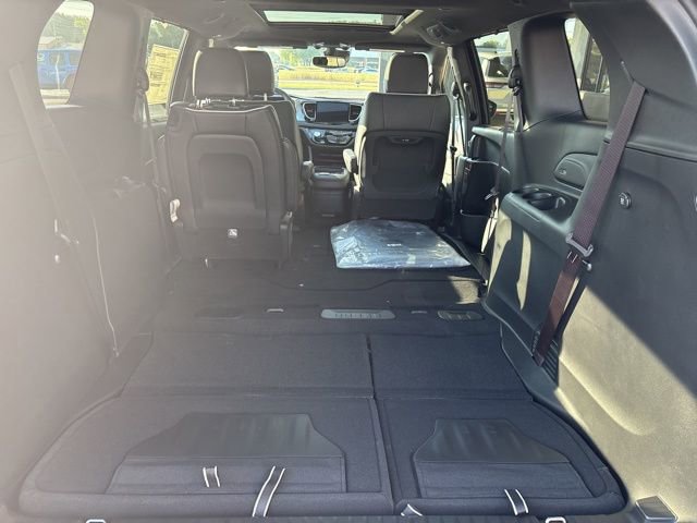 New 2026 Chrysler Pacifica Limited w/ S Appearance Package FWD image 15