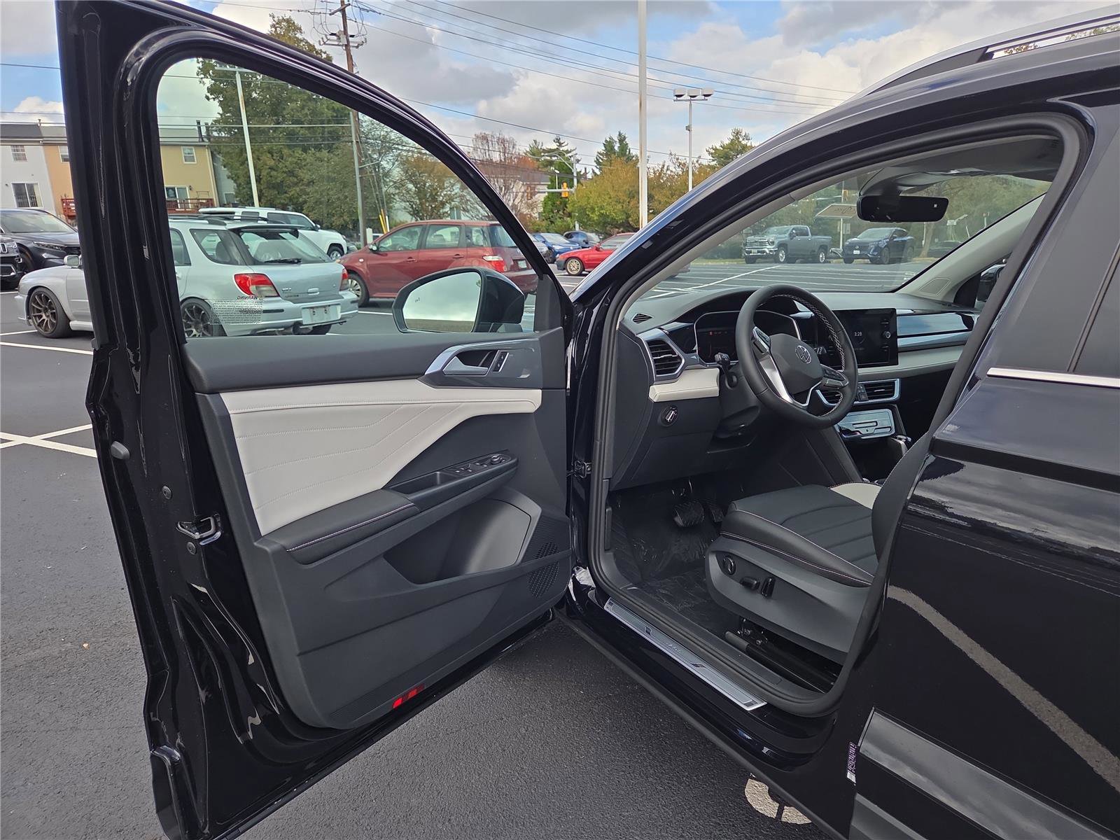 New 2025 Volkswagen Taos SEL image 11