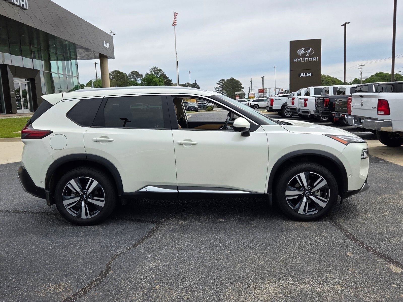 Used 2023 Nissan Rogue Platinum w/ Platinum Premium Package image 15