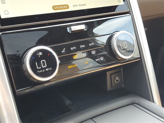 Used 2024 Land Rover Discovery Dynamic SE image 32