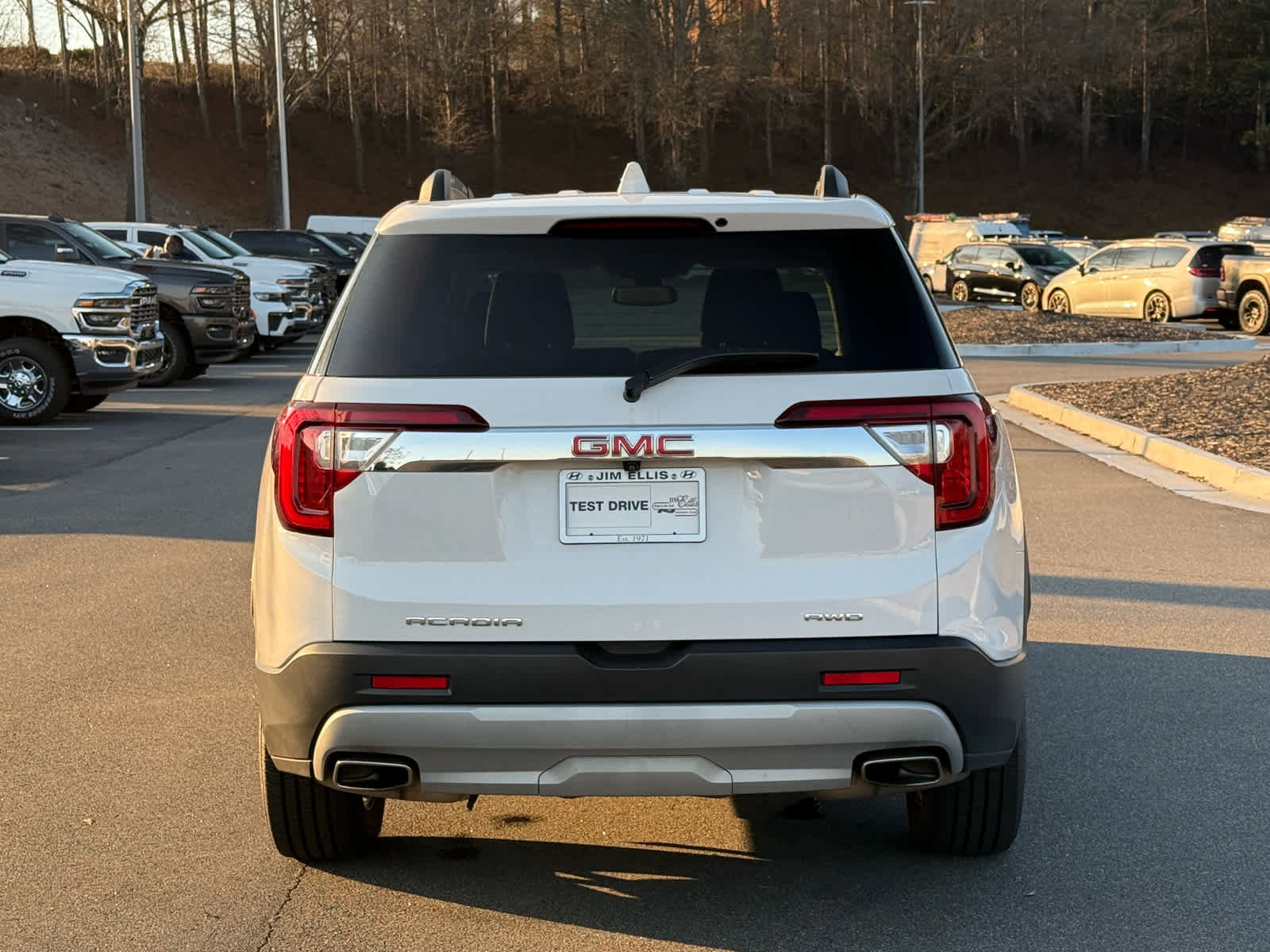 Used 2023 GMC Acadia SLT image 4