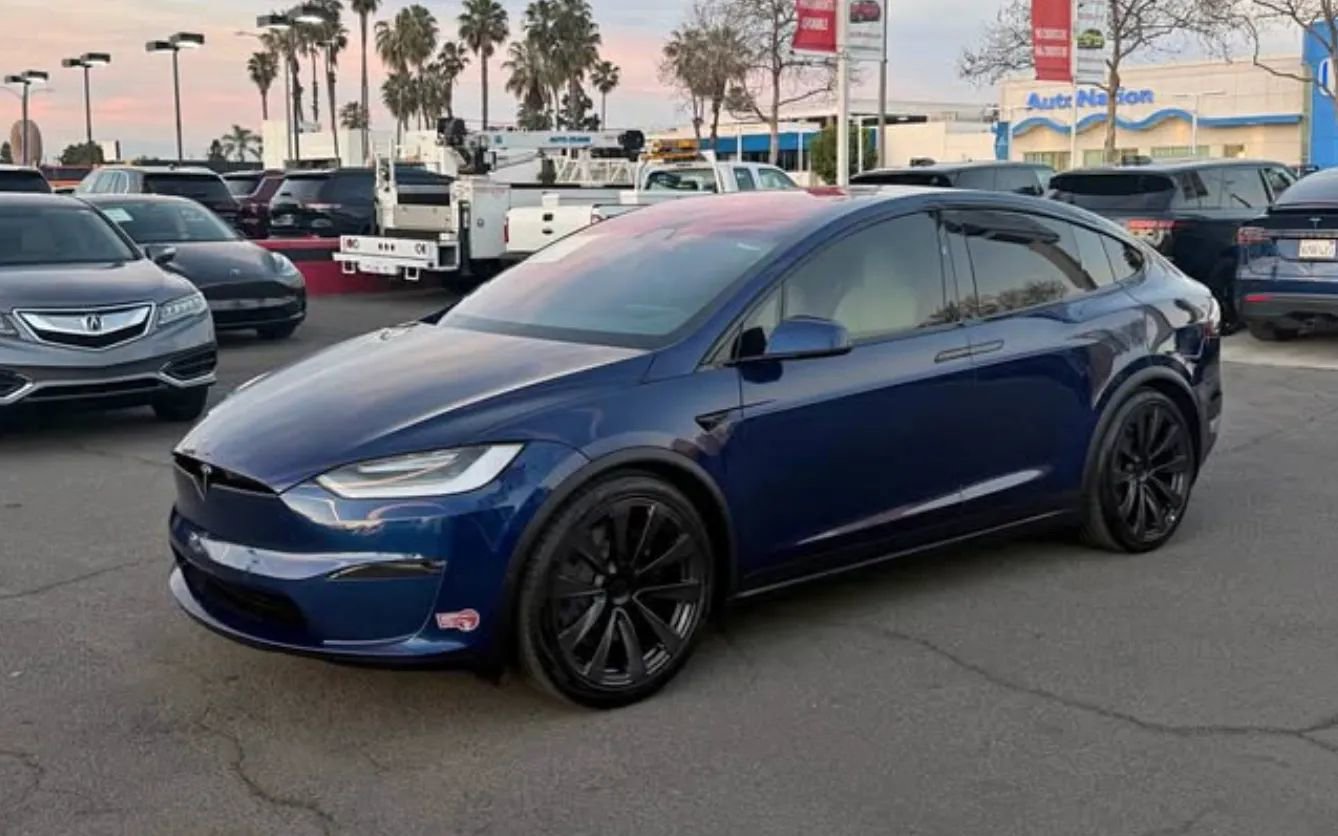 Used 2022 Tesla Model X Plaid image 2