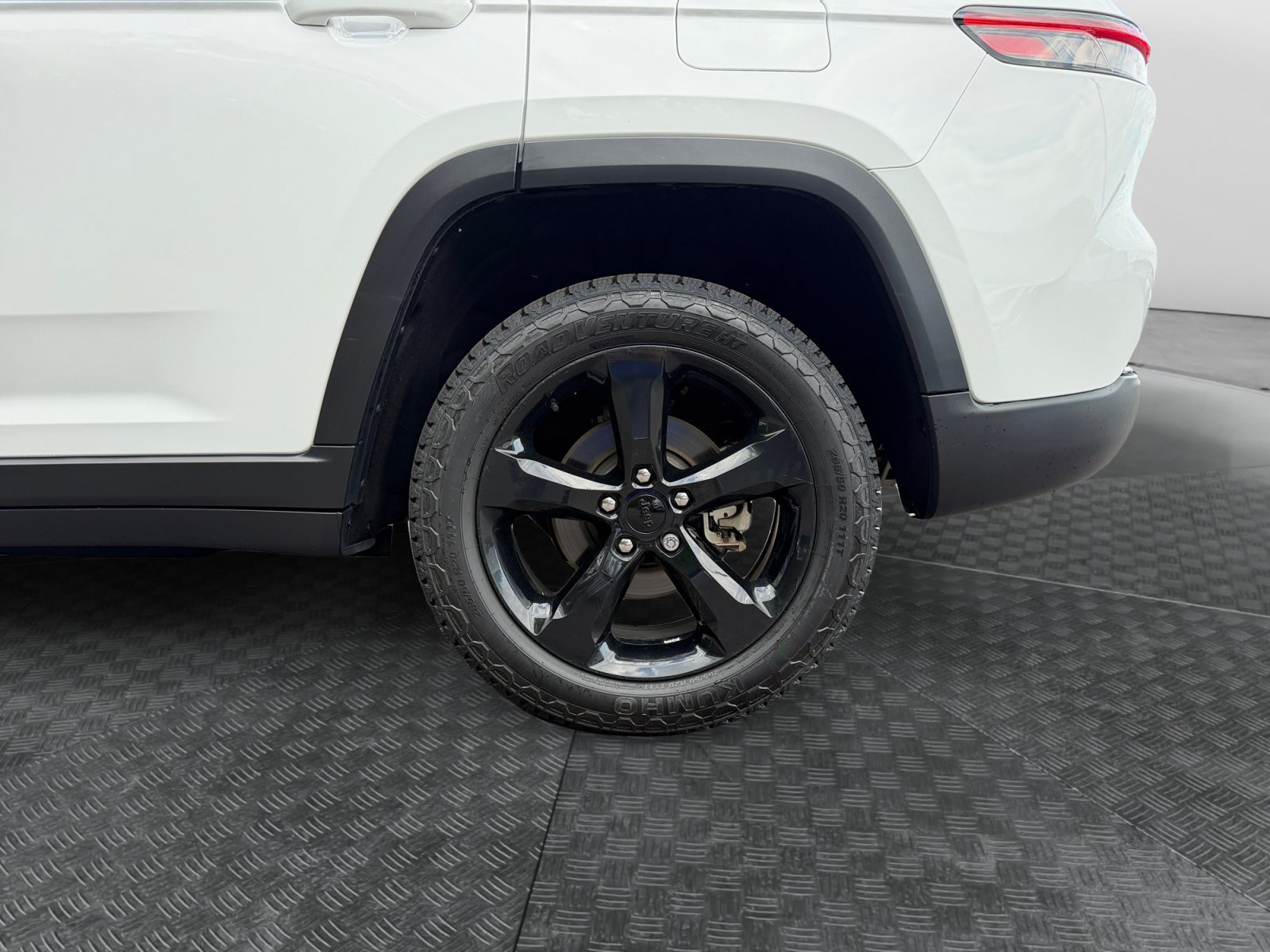 Used 2023 Jeep Grand Cherokee Limited w/ Black Appearance Package AWD/4WD image 16