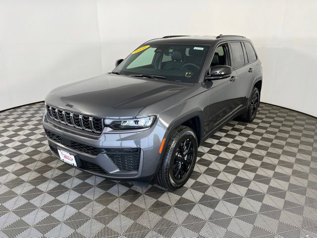 Used 2026 Jeep Grand Cherokee Altitude image 3