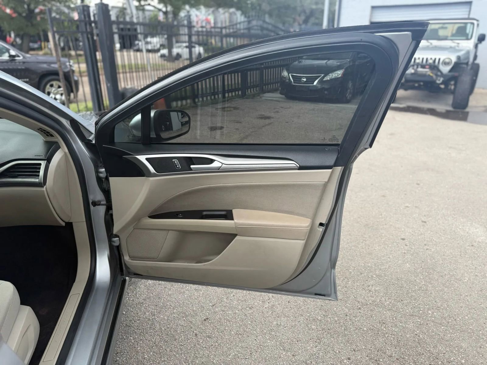 Used 2020 Ford Fusion SE image 11