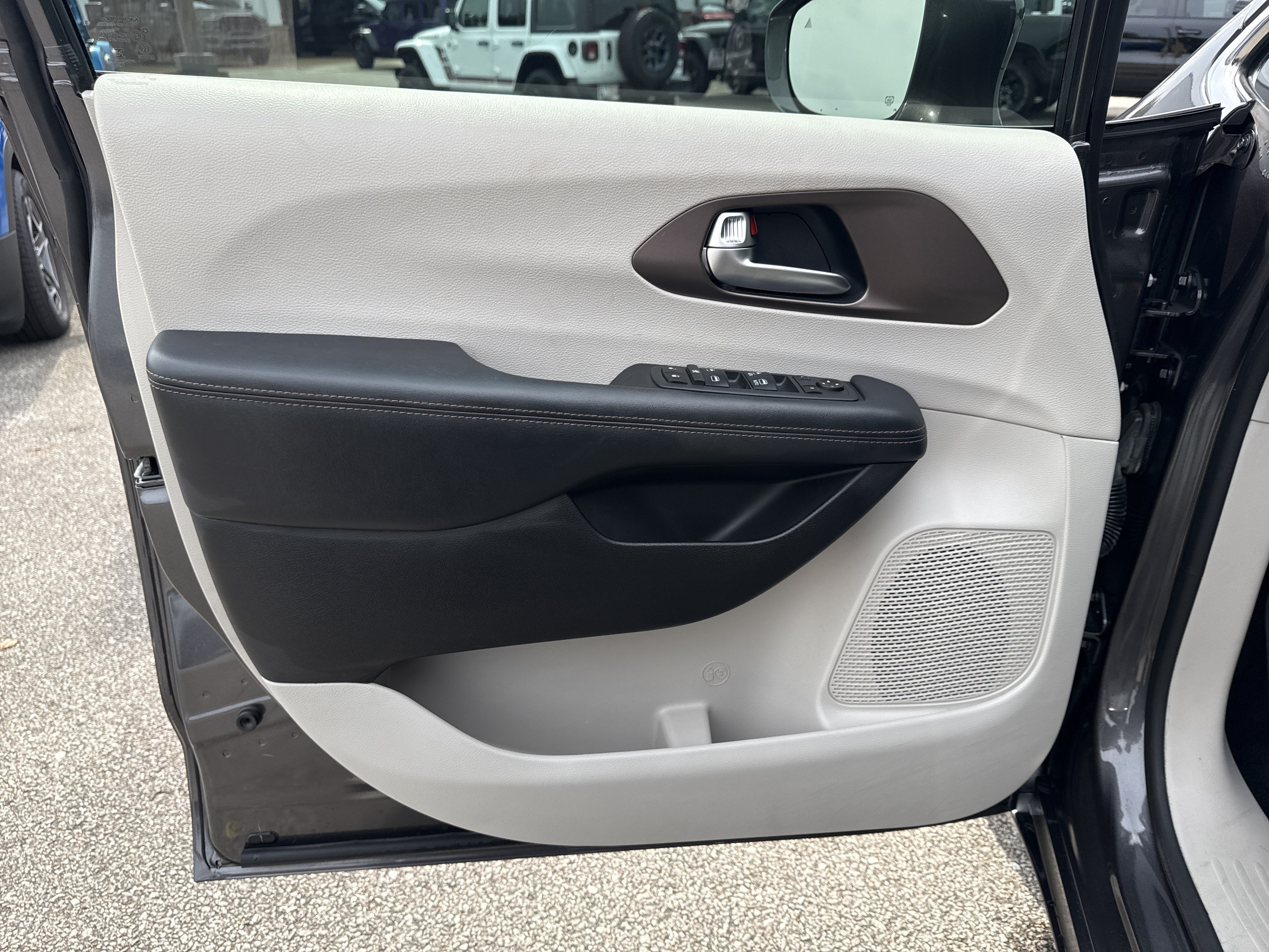 Used 2019 Chrysler Pacifica Touring Plus w/ Advanced Safetytec Group FWD image 10