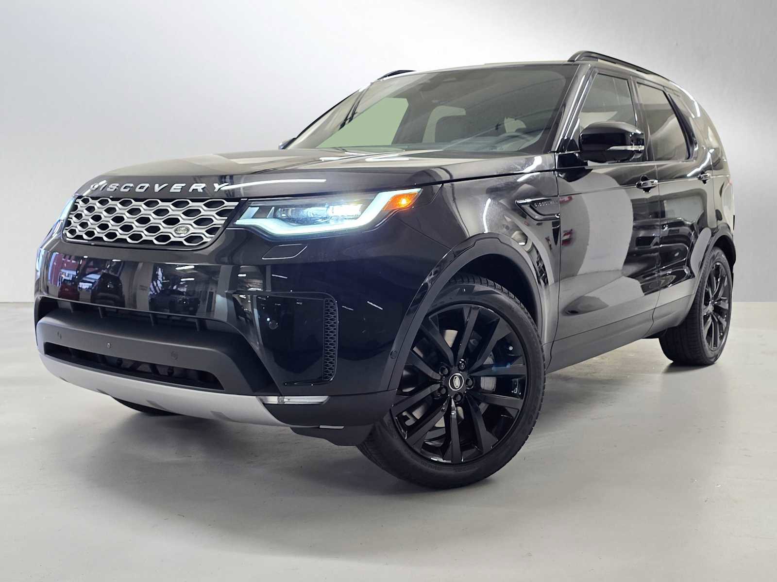 New 2026 Land Rover Discovery S image 1