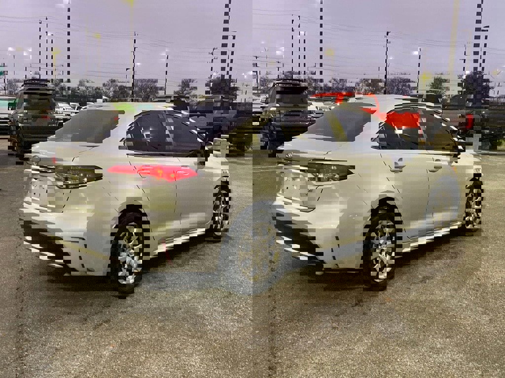 Used 2020 Toyota Corolla LE image 4