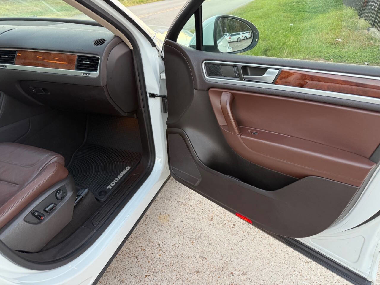 Used 2013 Volkswagen Touareg TDI image 31