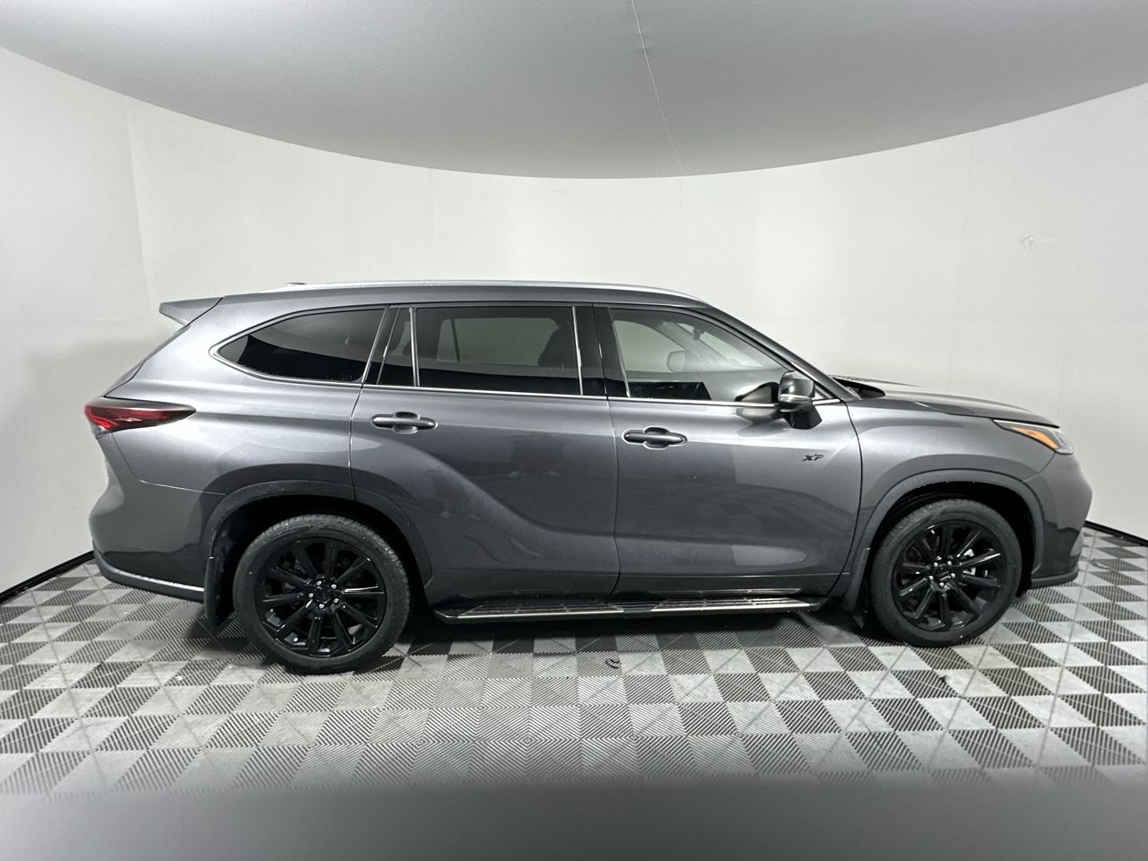 Used 2024 Toyota Highlander Limited FWD image 2
