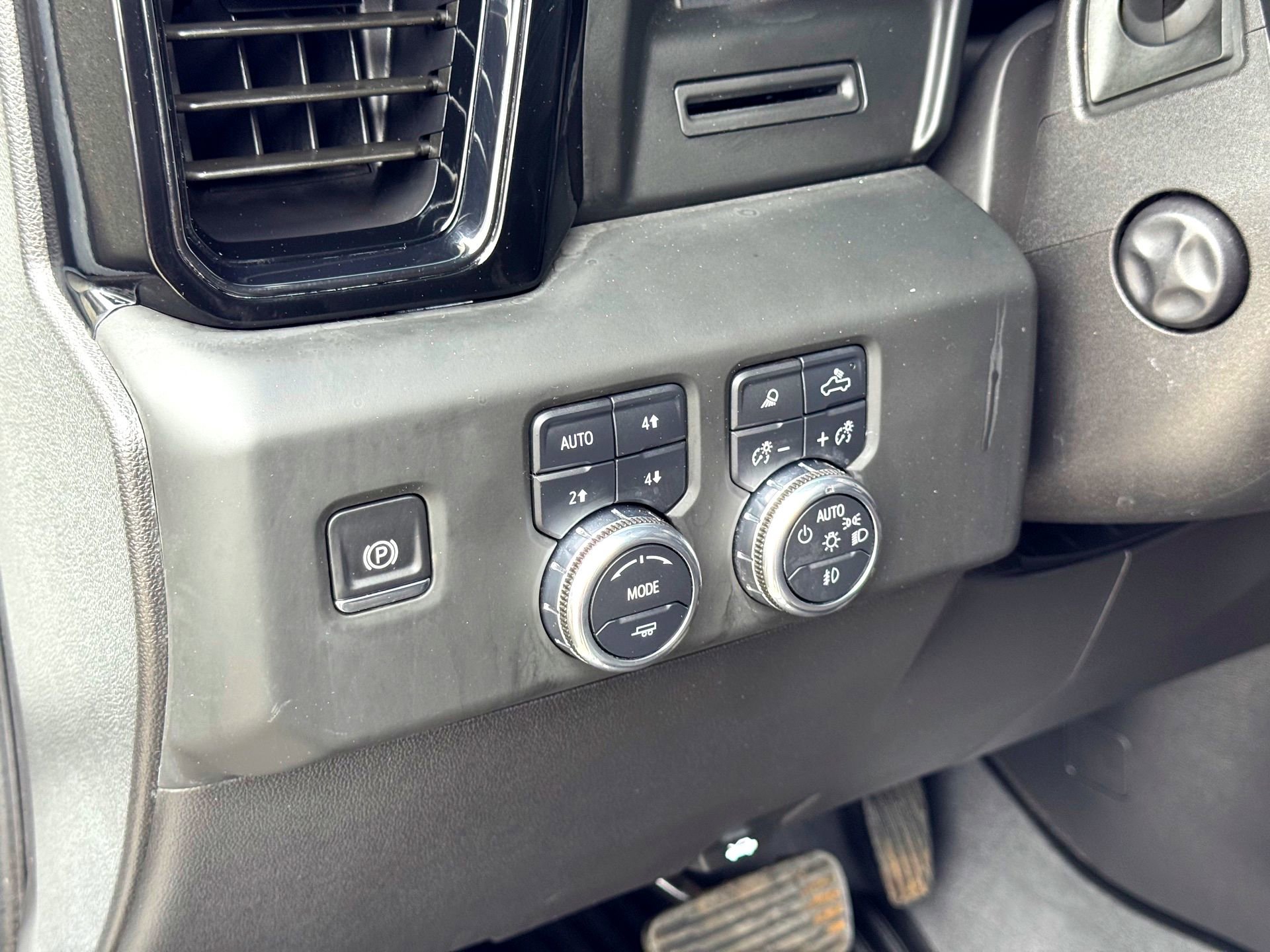 Used 2025 GMC Sierra 1500 AT4 image 14