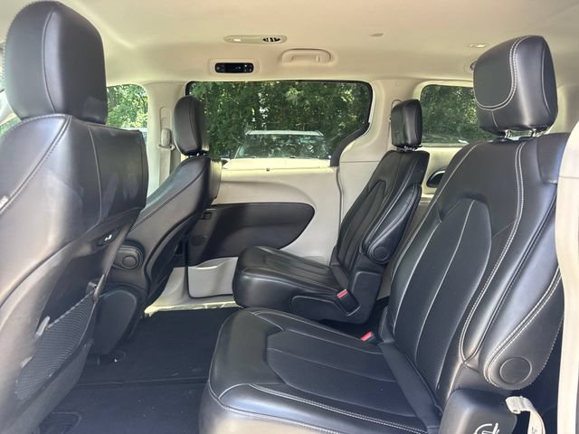 Used 2024 Chrysler Pacifica Touring-L FWD image 11