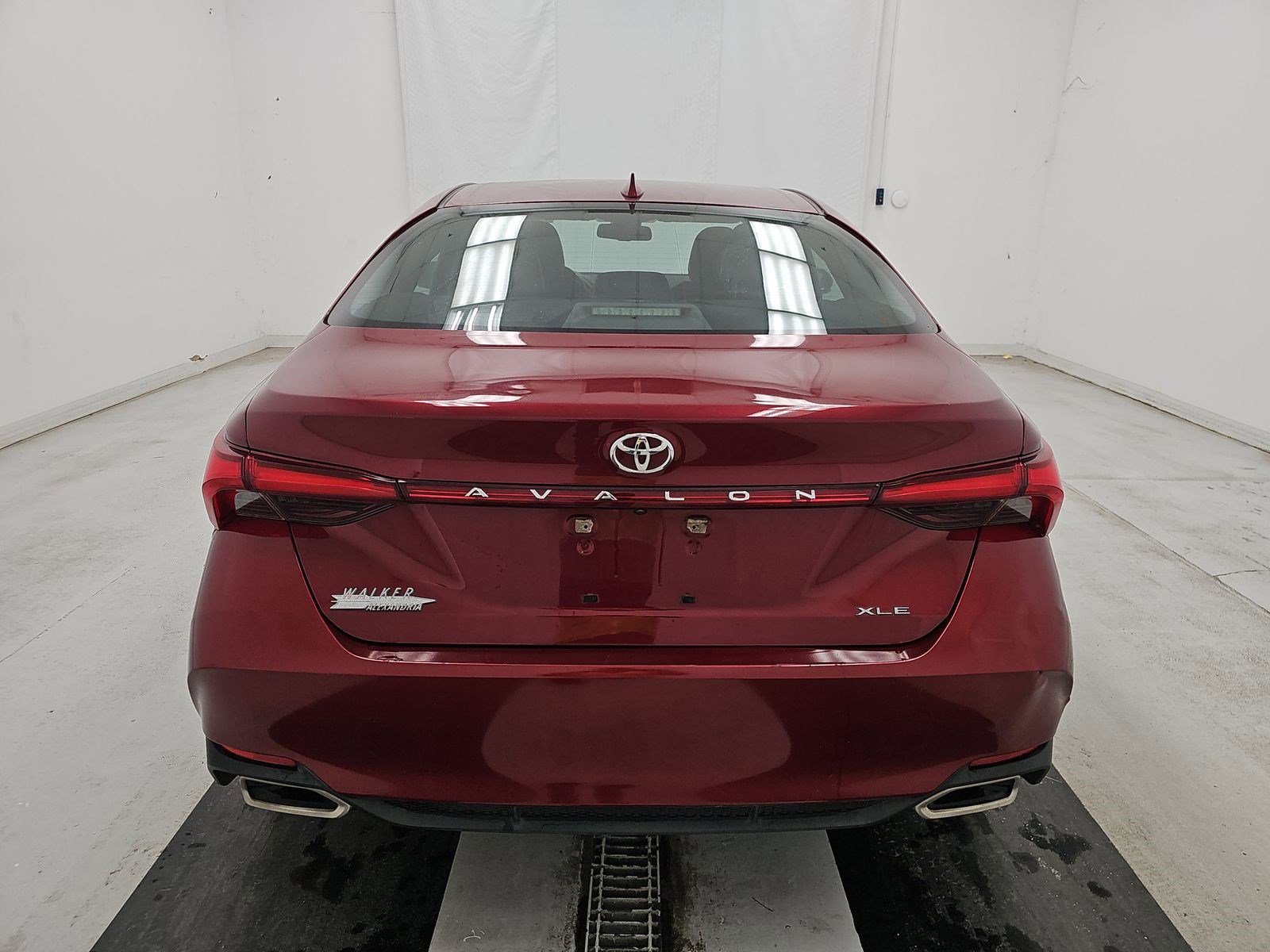 Used 2019 Toyota Avalon XLE w/ Moonroof Package image 5