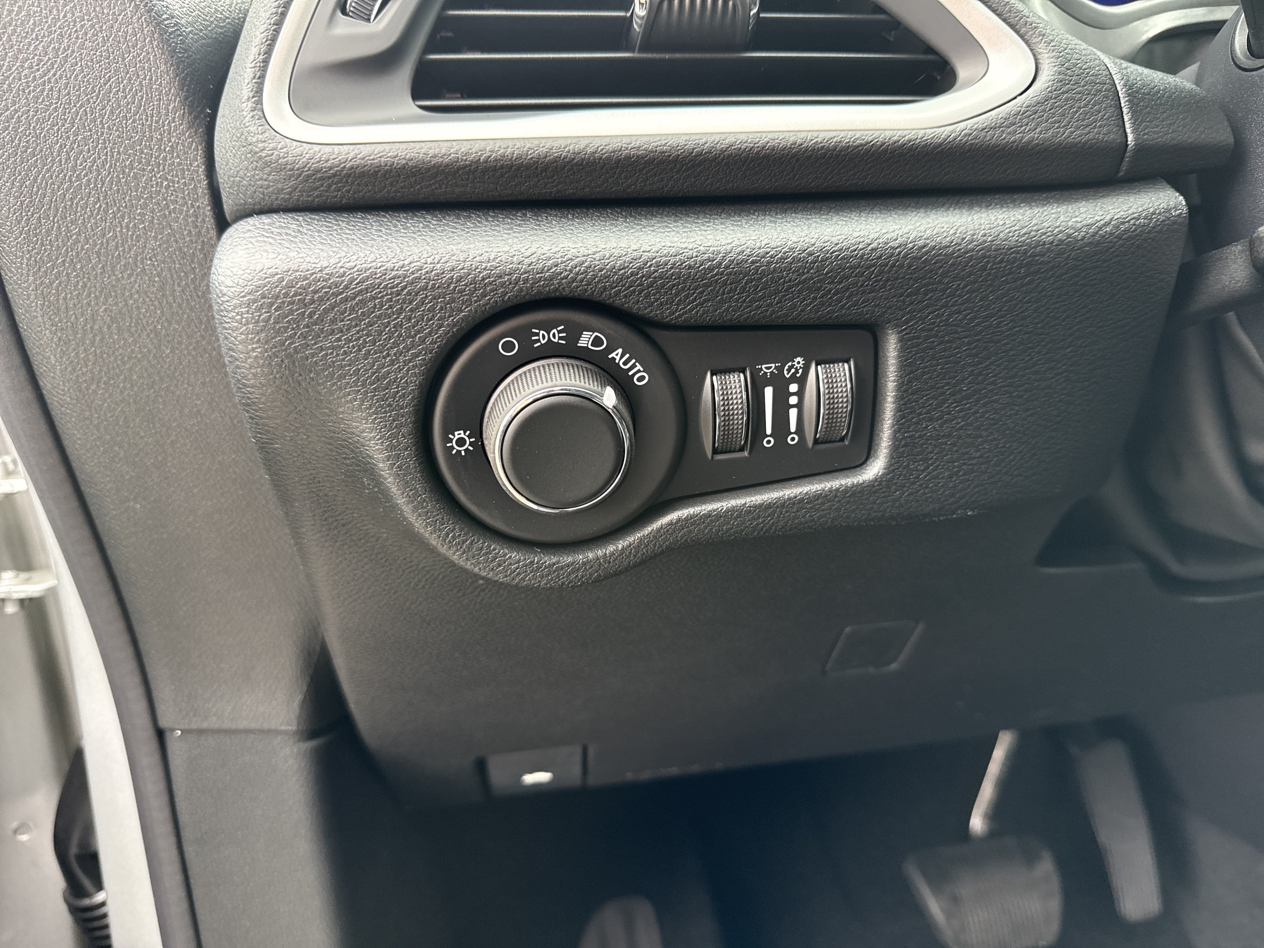 New 2026 Chrysler Voyager LX FWD image 33