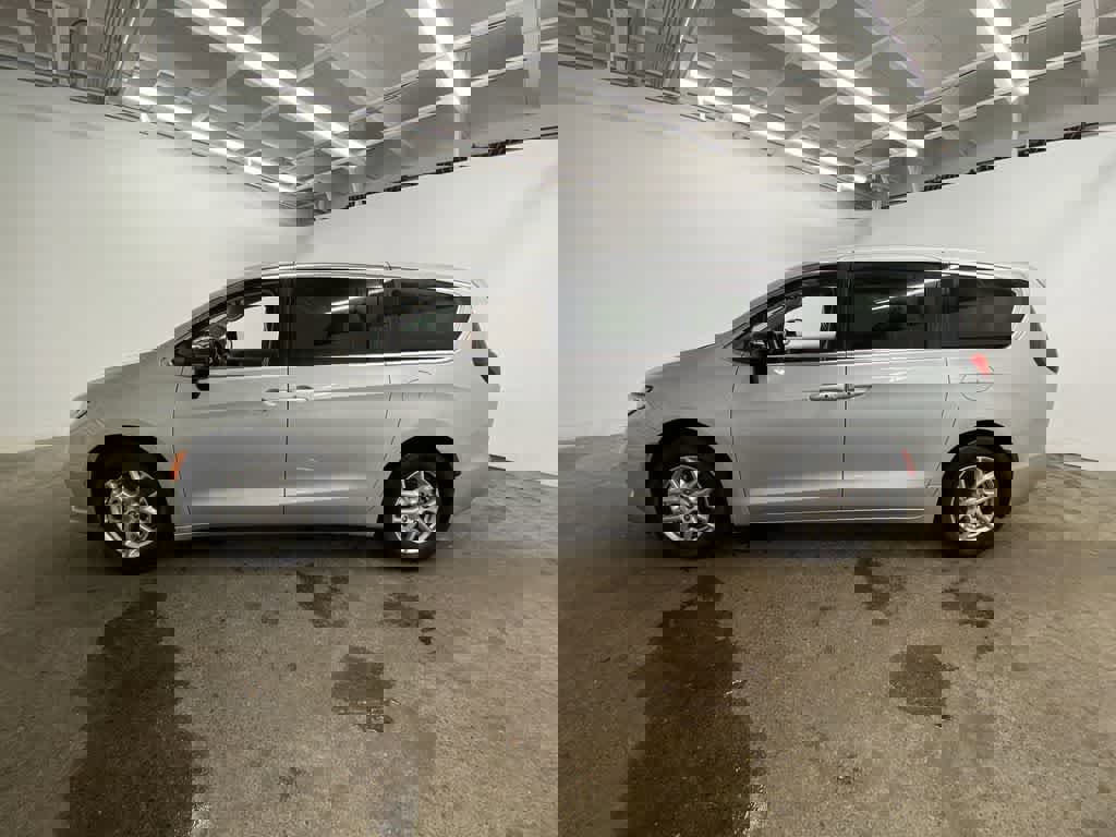 Used 2024 Chrysler Pacifica Touring-L image 3