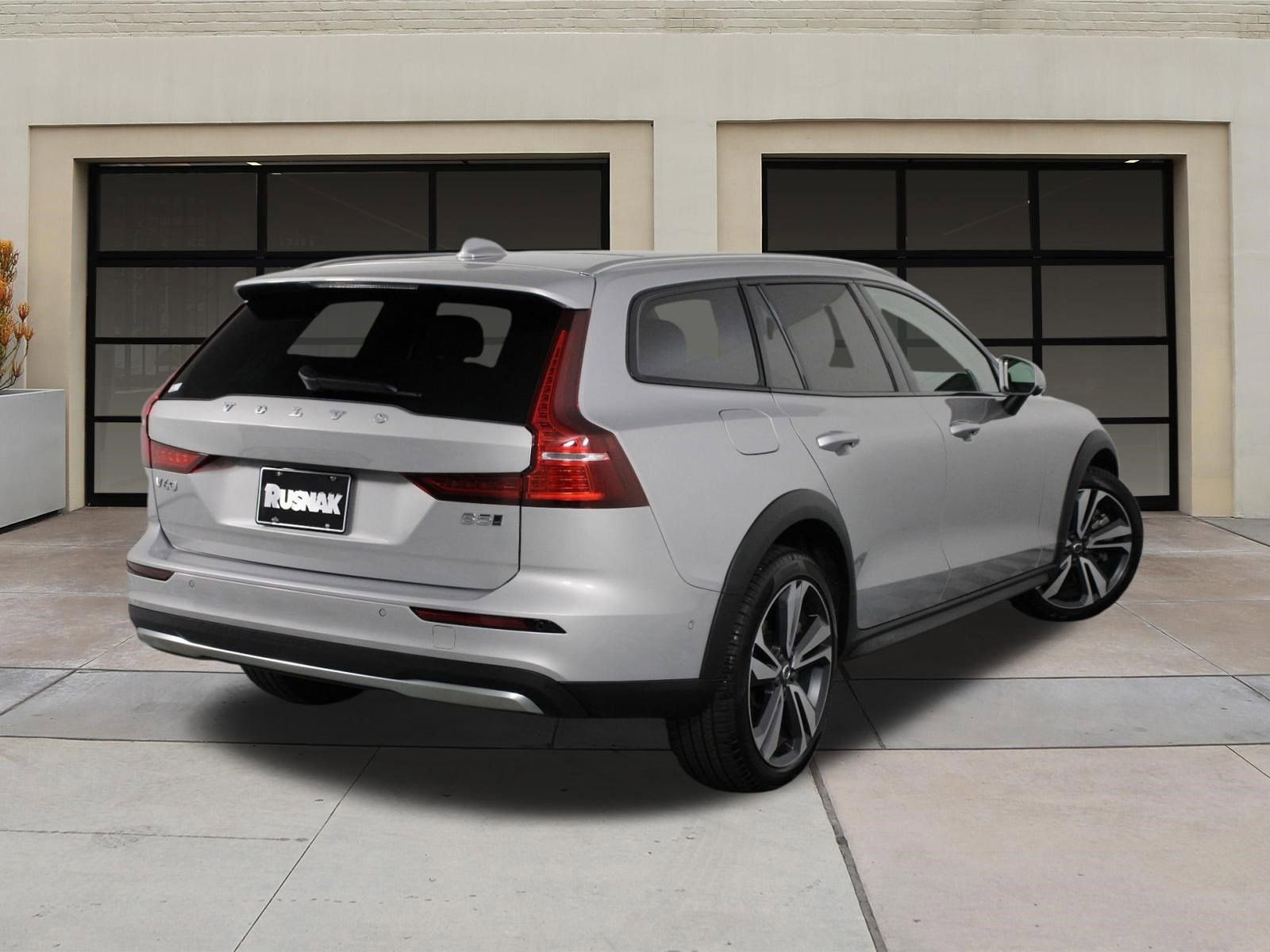Certified 2025 Volvo V60 B5 Cross Country Plus AWD/4WD image 4