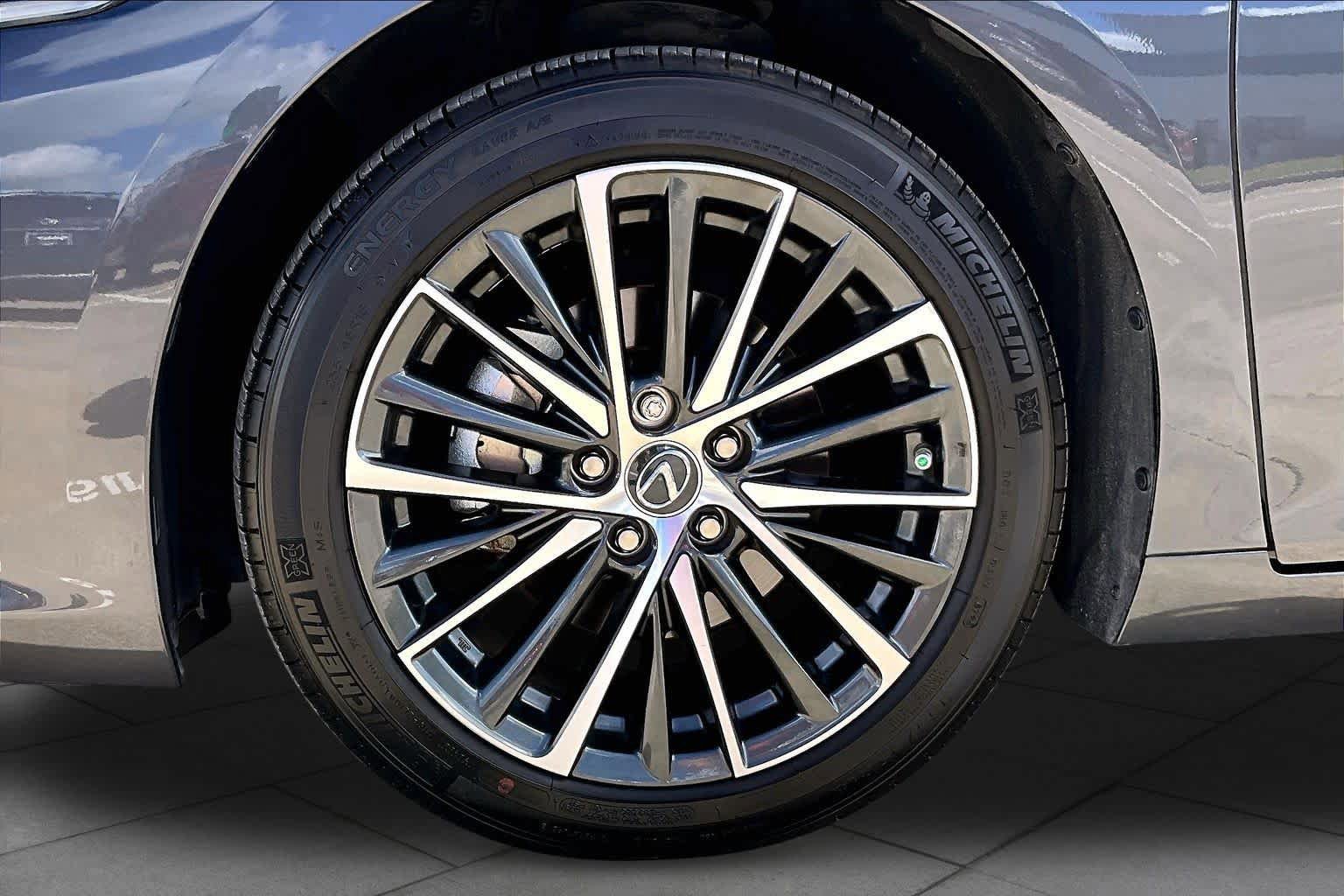 Used 2025 Lexus ES 350 w/ Premium Package FWD image 11