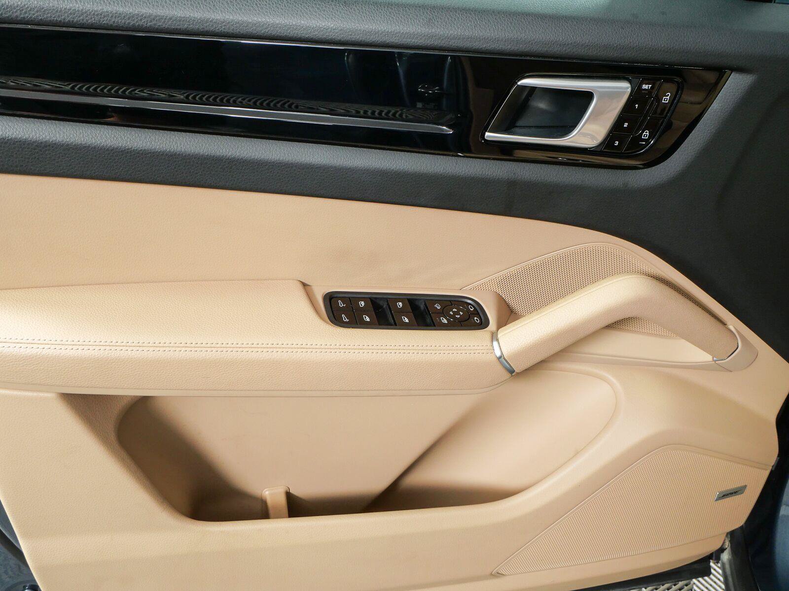 Certified 2020 Porsche Cayenne AWD/4WD image 6
