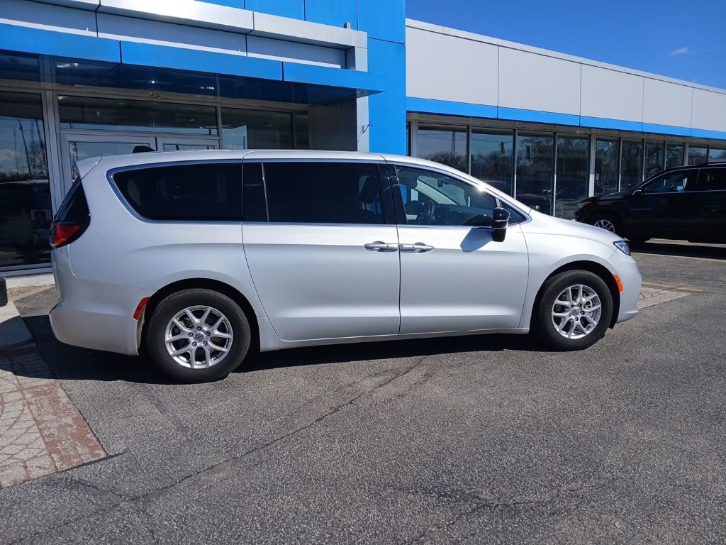 Used 2024 Chrysler Pacifica Touring-L image 9