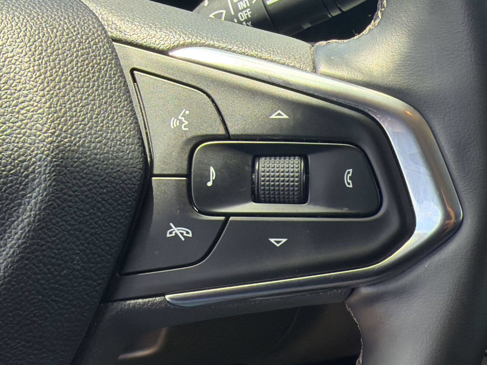 Used 2025 Chevrolet Trax LT w/ LT Convenience Package FWD image 17