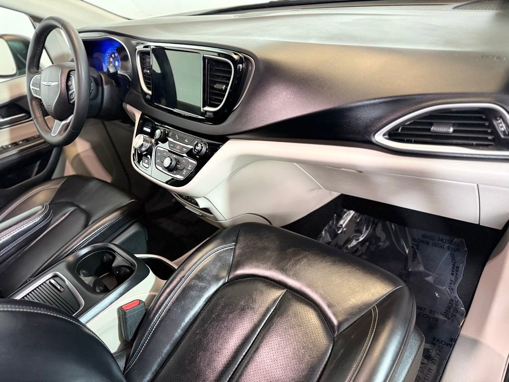 Used 2023 Chrysler Pacifica Touring-L image 23