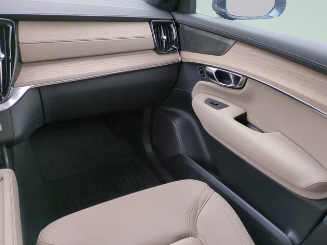 New 2026 Volvo XC90 B6 Plus w/ Protection Package Premier AWD/4WD image 13