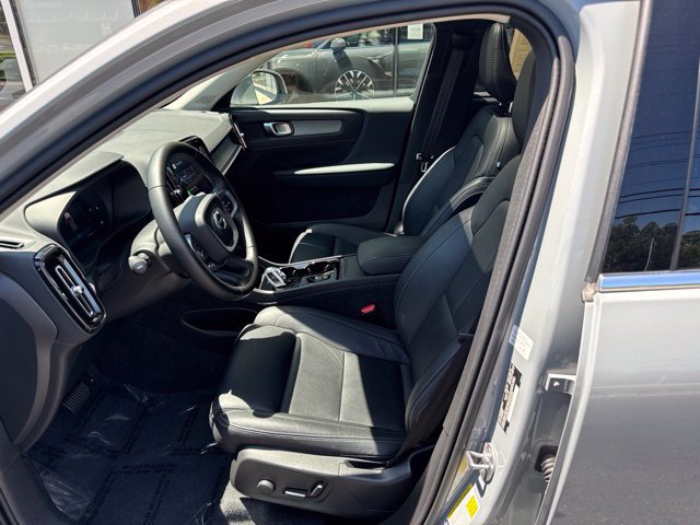 Certified 2025 Volvo XC40 B5 Plus AWD/4WD image 18