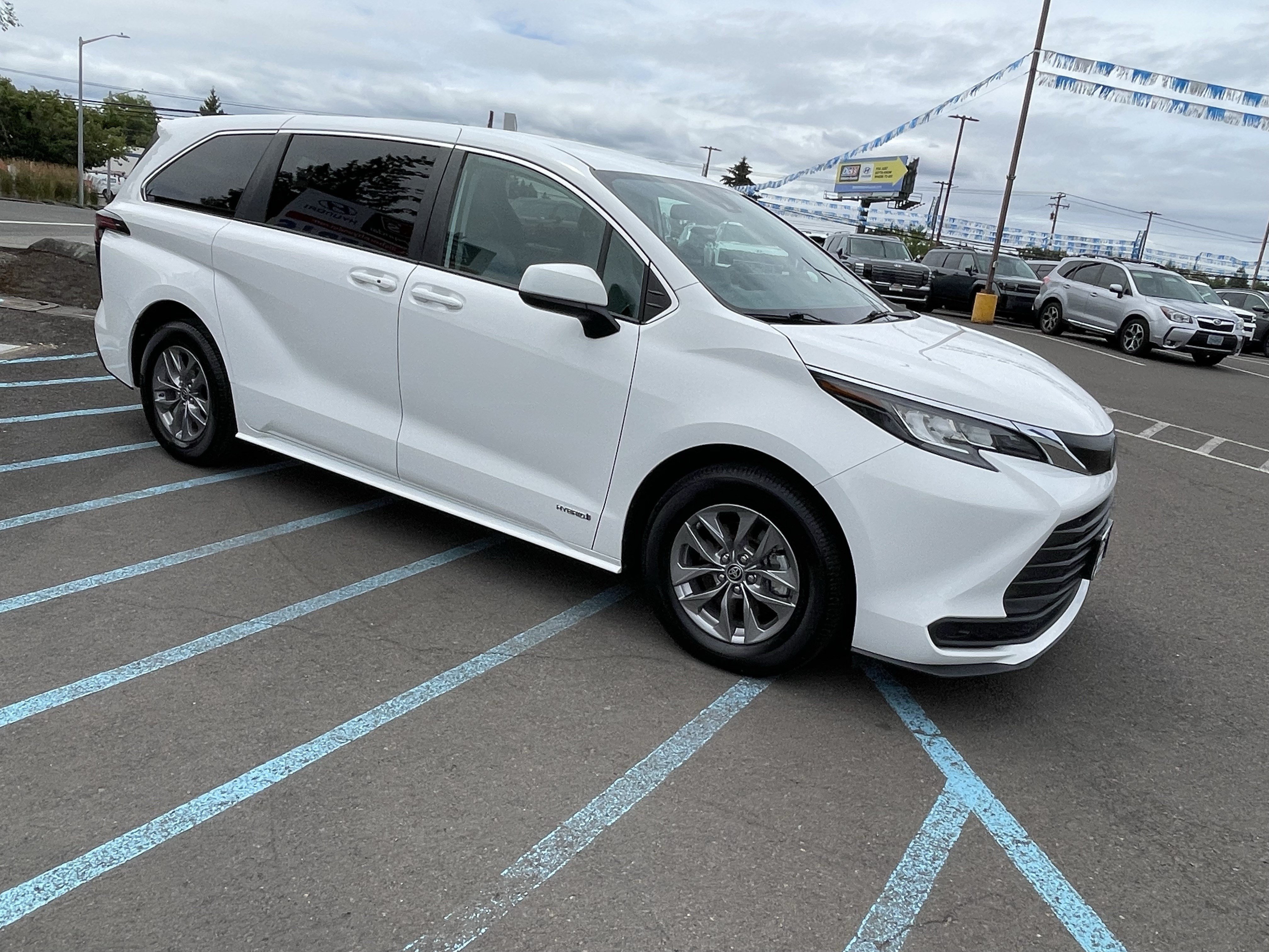 Used 2021 Toyota Sienna LE FWD image 7