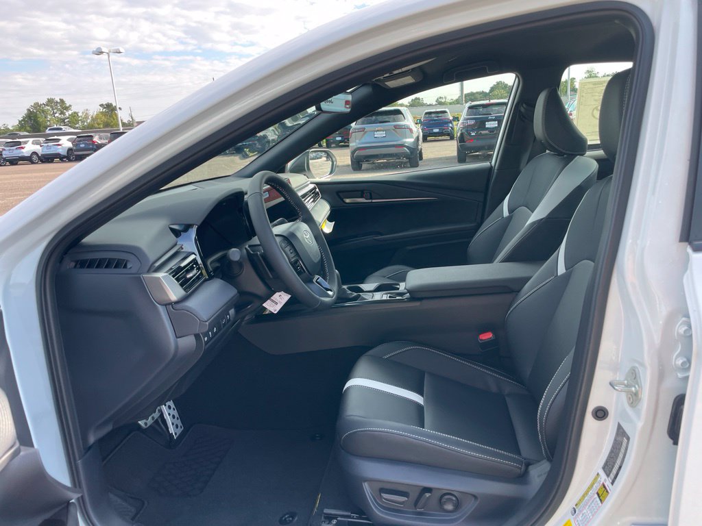New 2026 Toyota Camry Hybrid FWD image 11