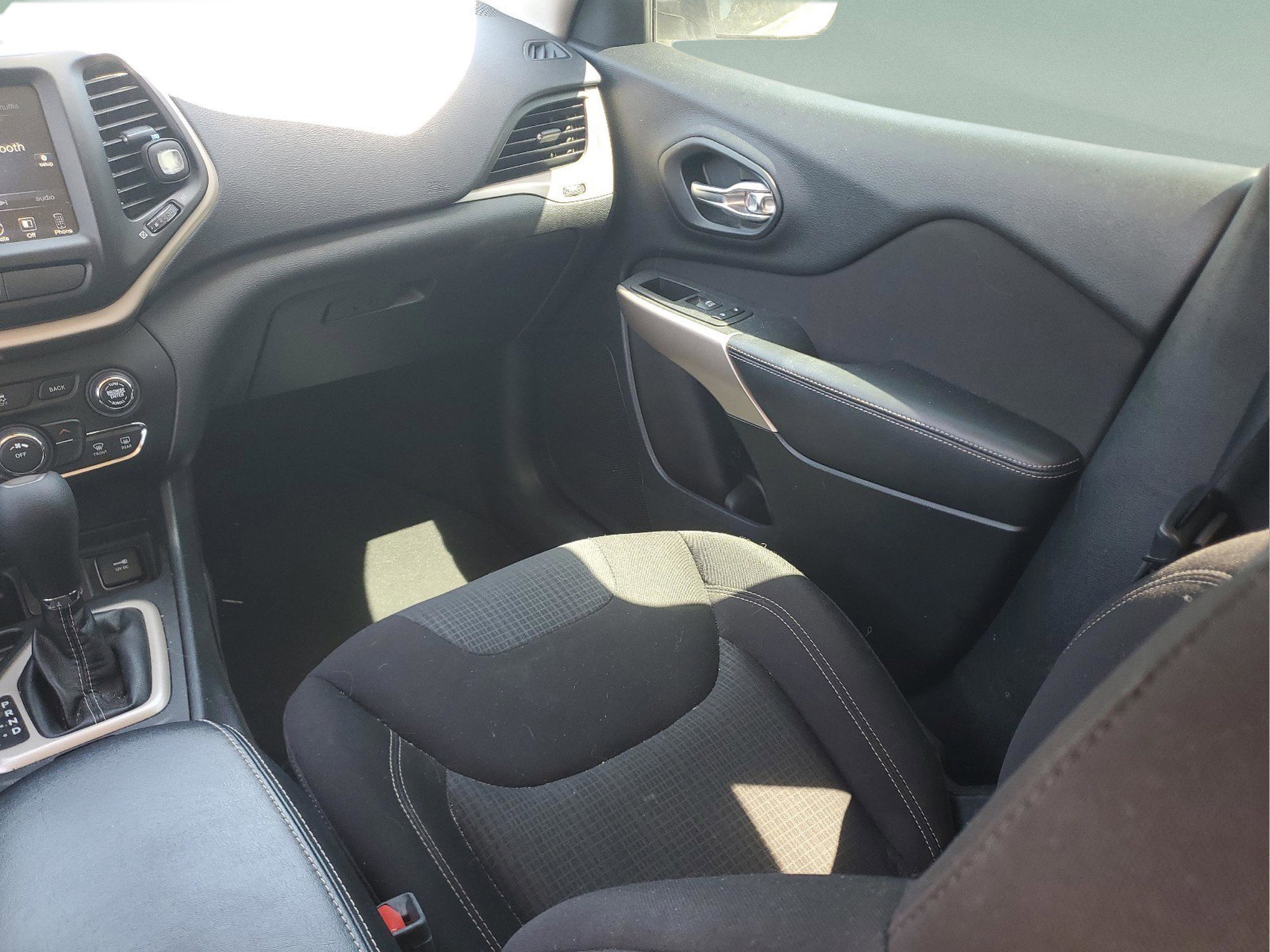 Used 2017 Jeep Cherokee Latitude FWD image 11