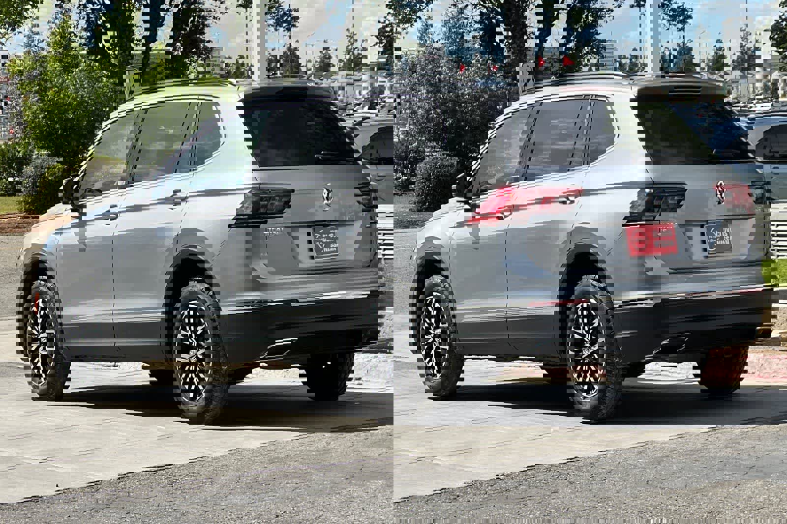 Used 2021 Volkswagen Tiguan SE w/ Panoramic Sunroof Package image 7