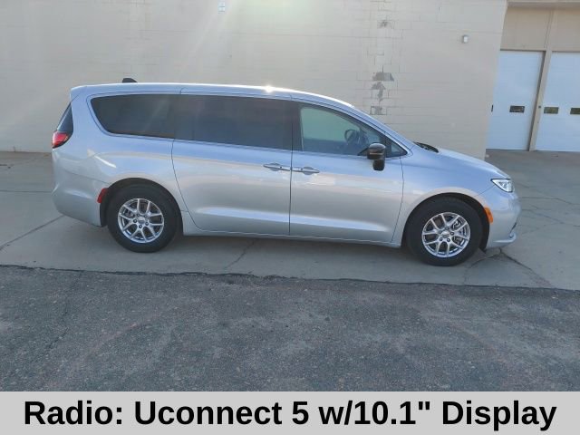 Used 2024 Chrysler Pacifica Touring-L FWD image 3