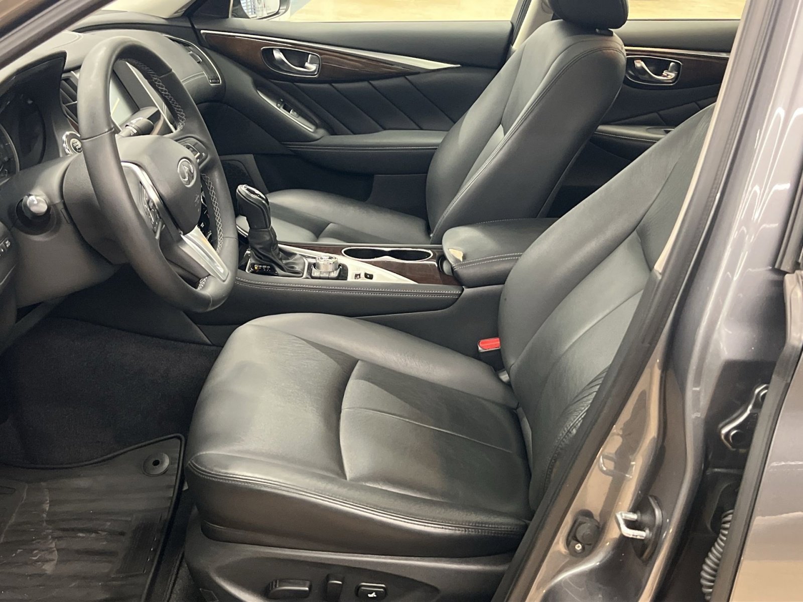 Used 2018 INFINITI Q50 Luxe w/ Essential Package (3.0T Luxe) image 12