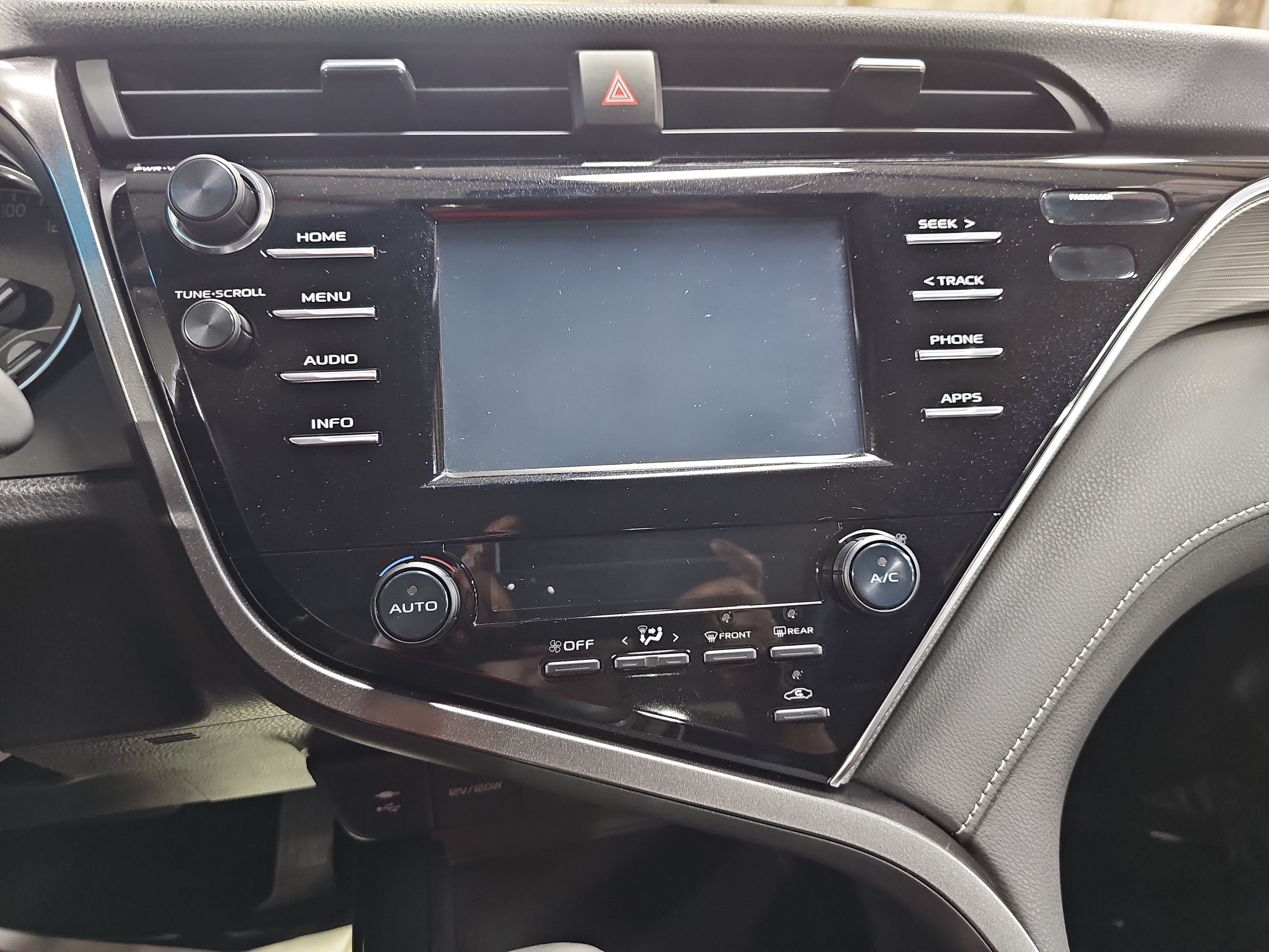 Used 2018 Toyota Camry SE w/ Moonroof Package FWD image 20