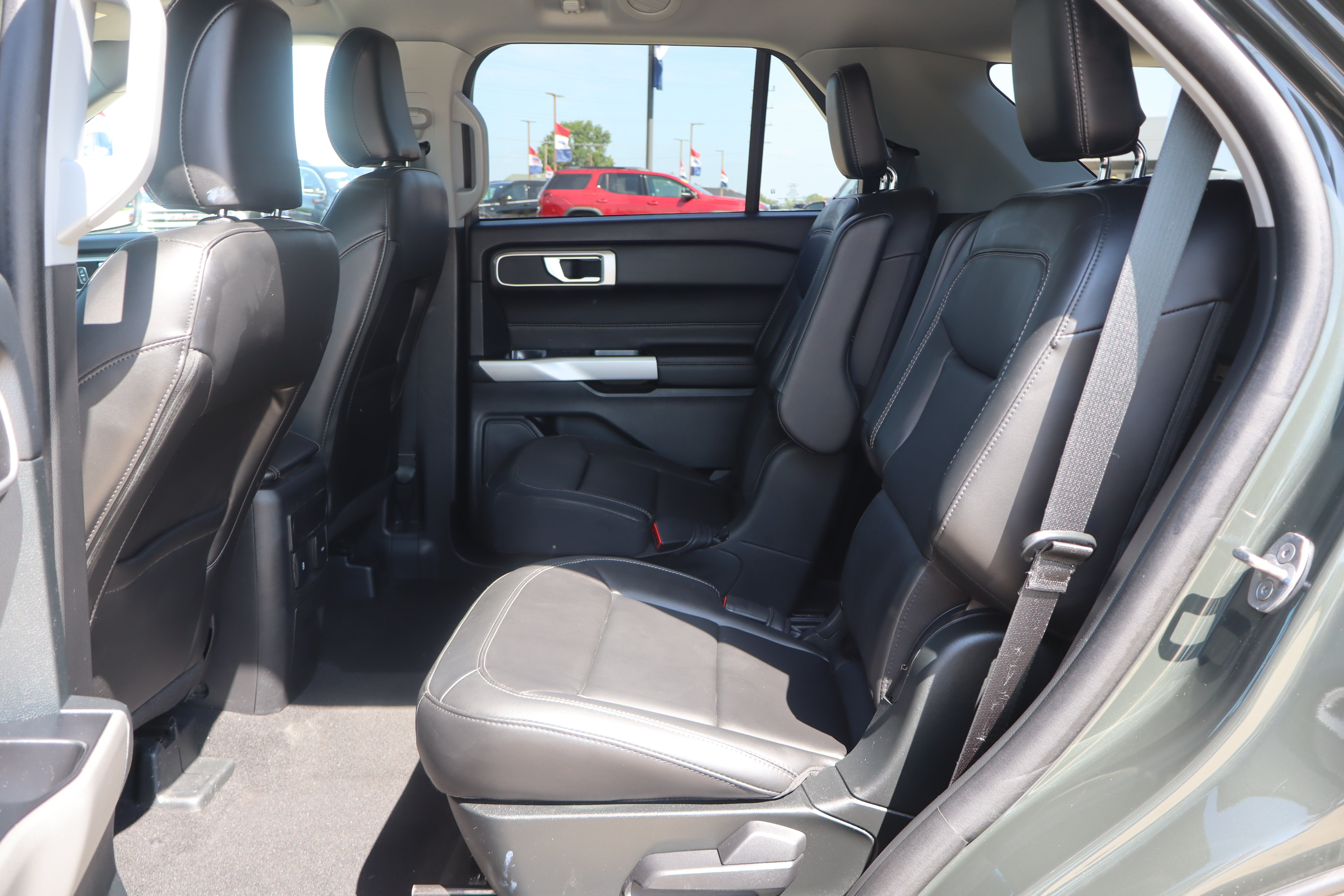 Used 2023 Ford Explorer XLT w/ Equipment Group 202A AWD/4WD image 10