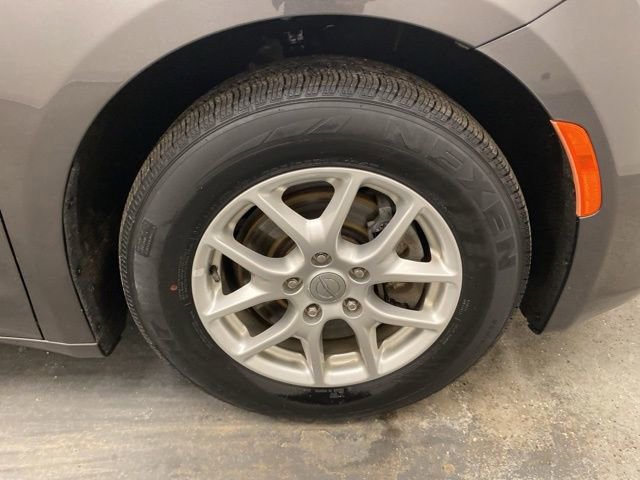 Used 2020 Chrysler Pacifica Touring-L FWD image 32
