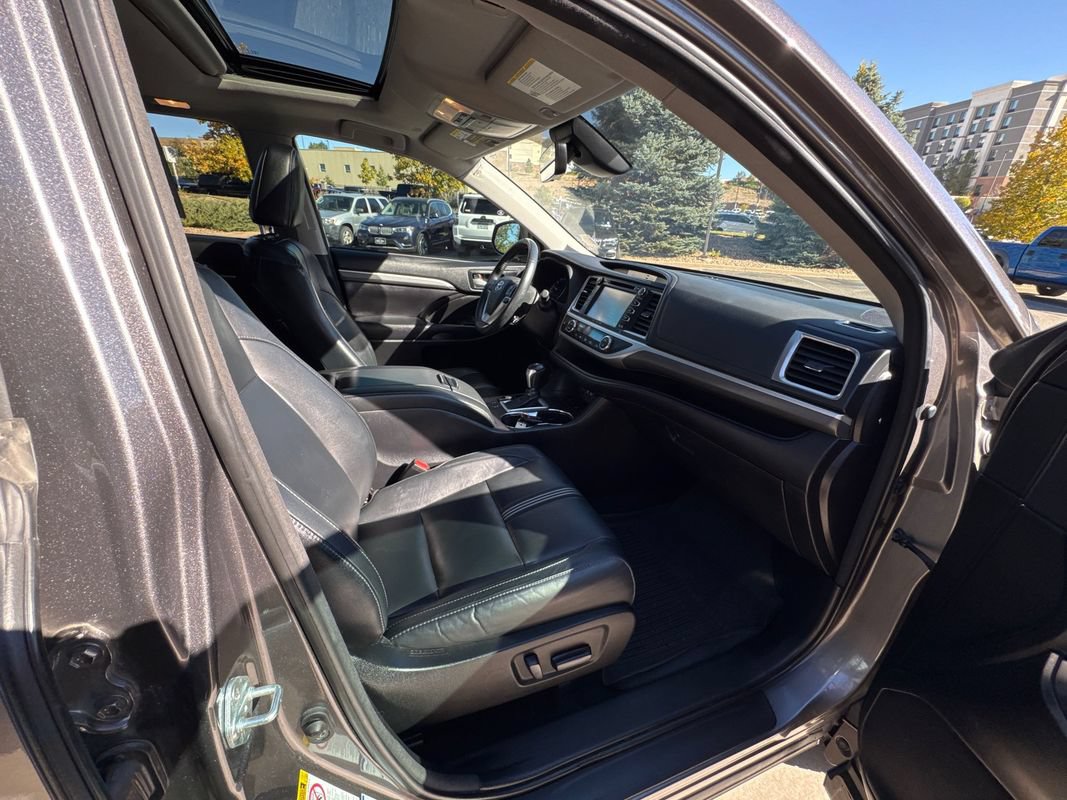 Used 2018 Toyota Highlander SE AWD/4WD image 16